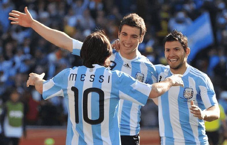 阿根廷男子足球投入座椅，夺冠证明实力