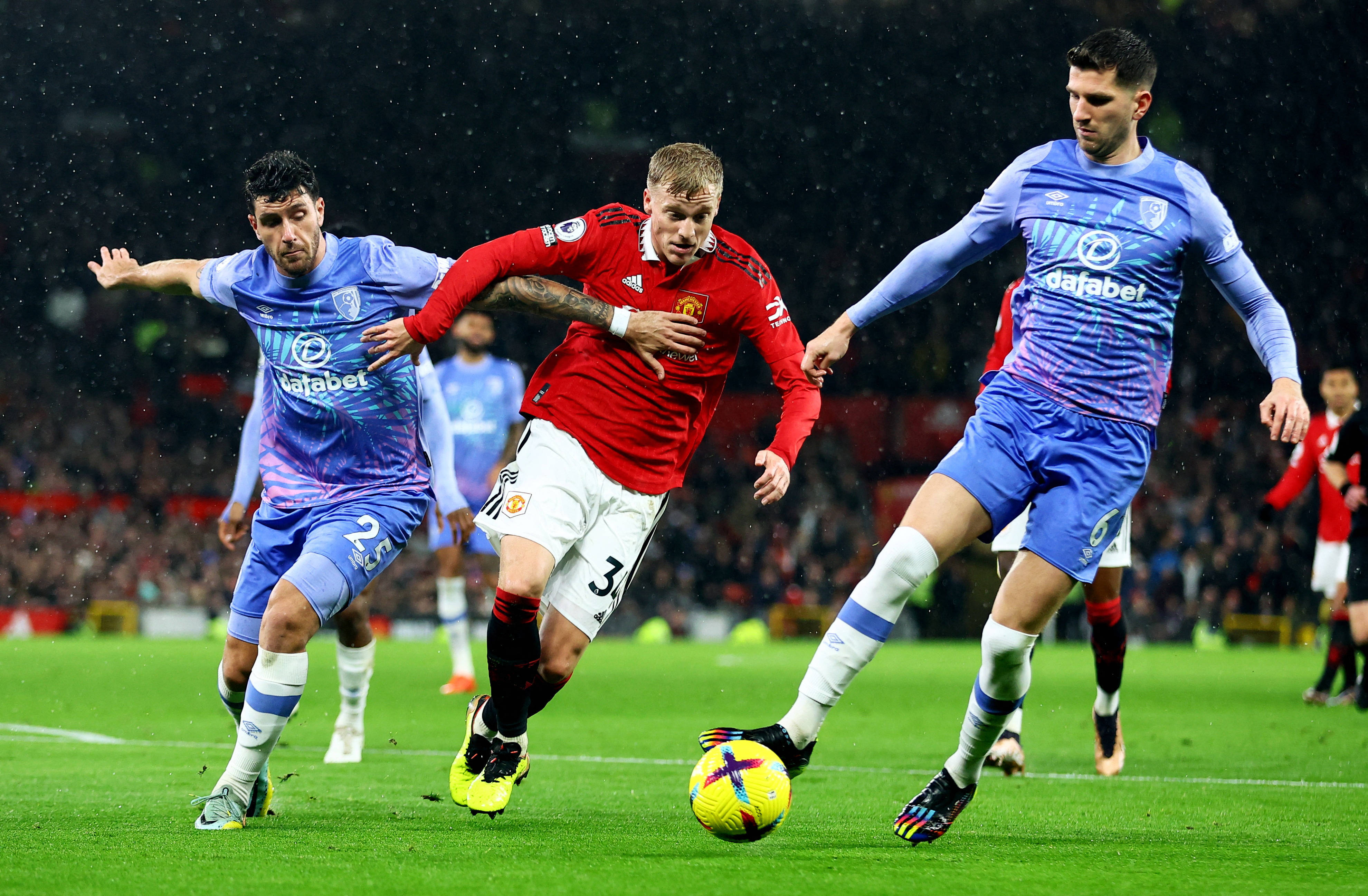 曼联遭遇困境,调整战术迎战 曼联遭遇困境,调整战术迎战