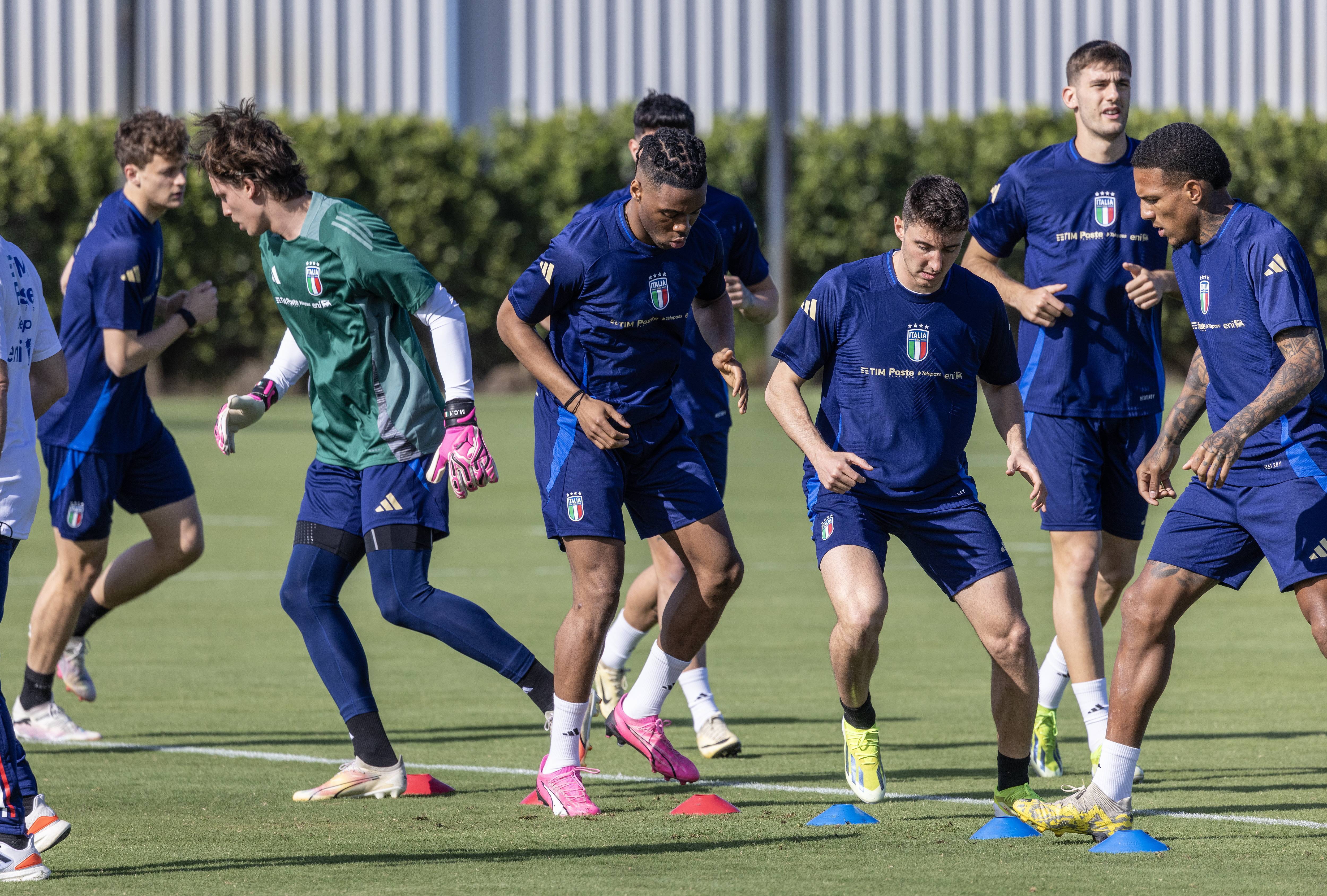 球队集体发力攻防兼备,欧洲足球比赛展现魅力 球队集体发力攻防兼备,欧洲足球比赛展现魅力