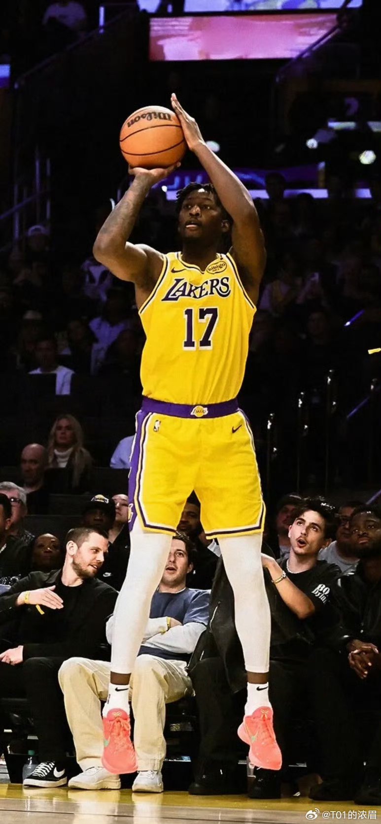 湖人力压太阳，奋勇争先